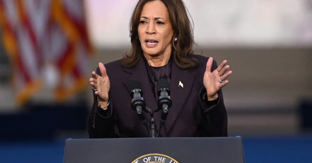 Kamala Harris l-a acuzat pe Donald Trump că a guvernat SUA într-un mod „egoist” în primele 100 de zile ale mandatului său.