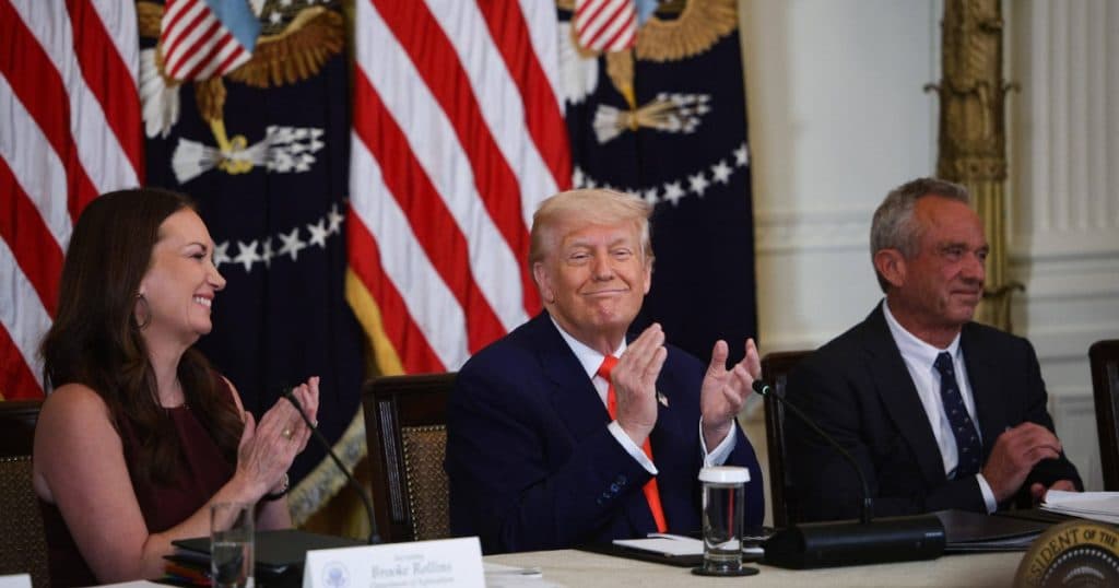 Kennedy Jr., contestat de specialiști după raportul „MAHA” privind bolile cronice ale americanilor: „Solicită mai mult unt și untură”