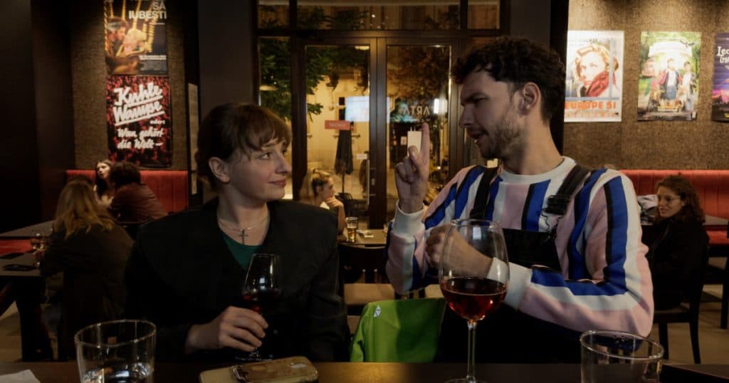 „Kontinental ’25” de Radu Jude, câştigător al Ursului de Argint, va fi disponibil în cinematografe începând cu 20 iunie. Producția a fost realizată cu un telefon mobil.