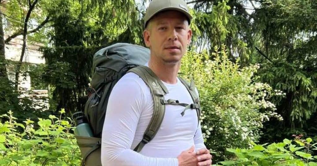 Liderul opoziției din Ungaria parcurge pe jos distanța până în România, ca formă de protest împotriva apropierei lui Orban de Simion. Pliante cu cei doi, în Mureș.