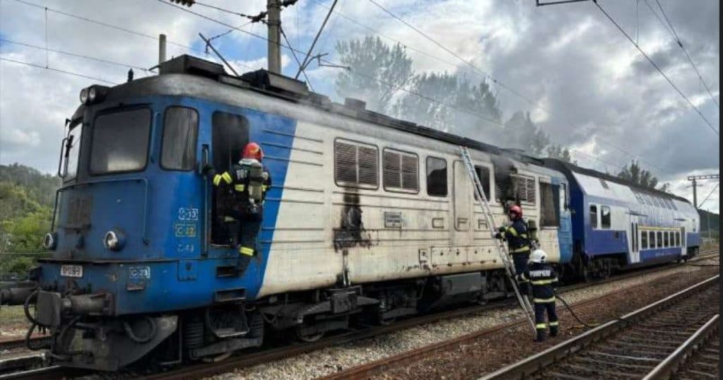 Locomotiva unui tren a fost cuprinsă de flăcări în gara din Sinaia. Peste 120 de călători au fost evacuați rapid.