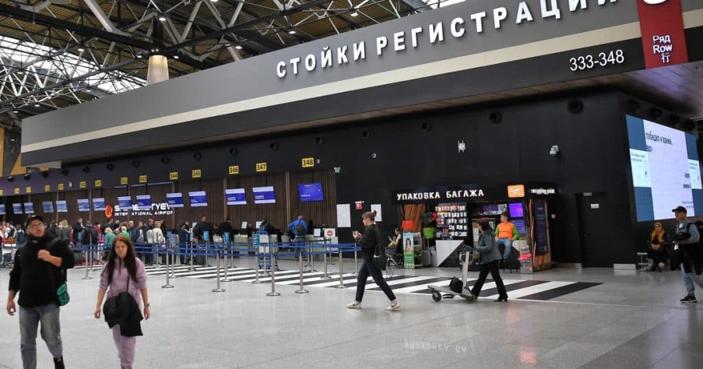 Mai multe aeroporturi din Rusia au fost închise din cauza atacurilor cu drone, iar sute de zboruri au fost anulate.