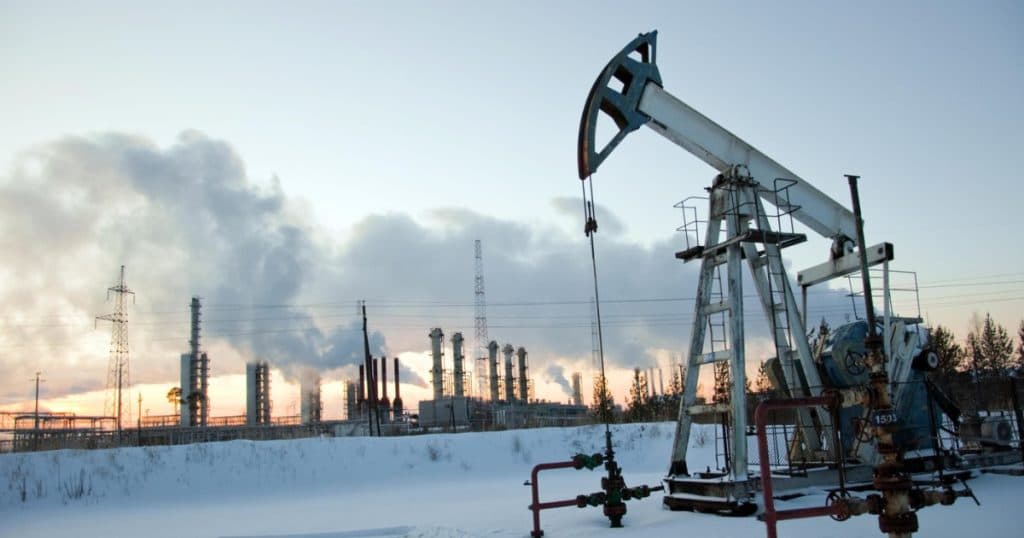 Marea Britanie solicită G7 să scadă limita de preț pentru petrolul rusesc.