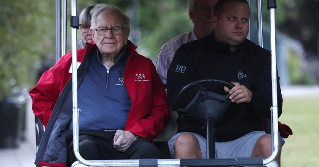 Miliardarul Warren Buffett părăsește conducerea Berkshire Hathaway după mai bine de 60 de ani. Cine va fi urmasul?