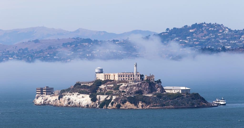 Misterul celei mai celebre evadări din Alcatraz. Trei deținuți au reușit să părăsească insula-fortăreață și nu au fost văzuți niciodată ulterior.