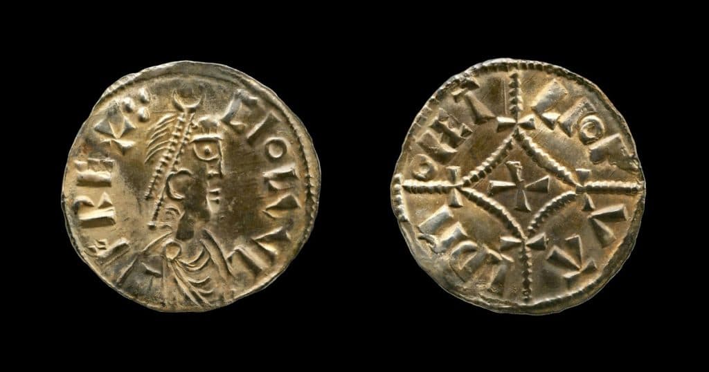 Monedă dintr-un tezaur viking furat în urmă cu 10 ani, găsită la vânzare în Londra. Alte 230 de obiecte rămân încă dispărute.