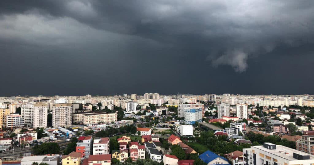 Alertă: Cod portocaliu de furtună în București până la 20:15. A fost transmis mesaj RO-Alert. Furtuna a doborât un copac și a provocat inundații pe străzi.