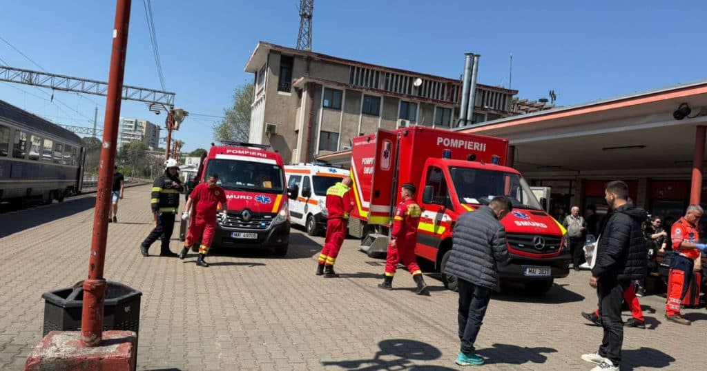 Alertă de știri: Ciocnire între două trenuri în gara din Constanța, 14 pasageri răniți. Planul roșu de intervenție a fost activat.