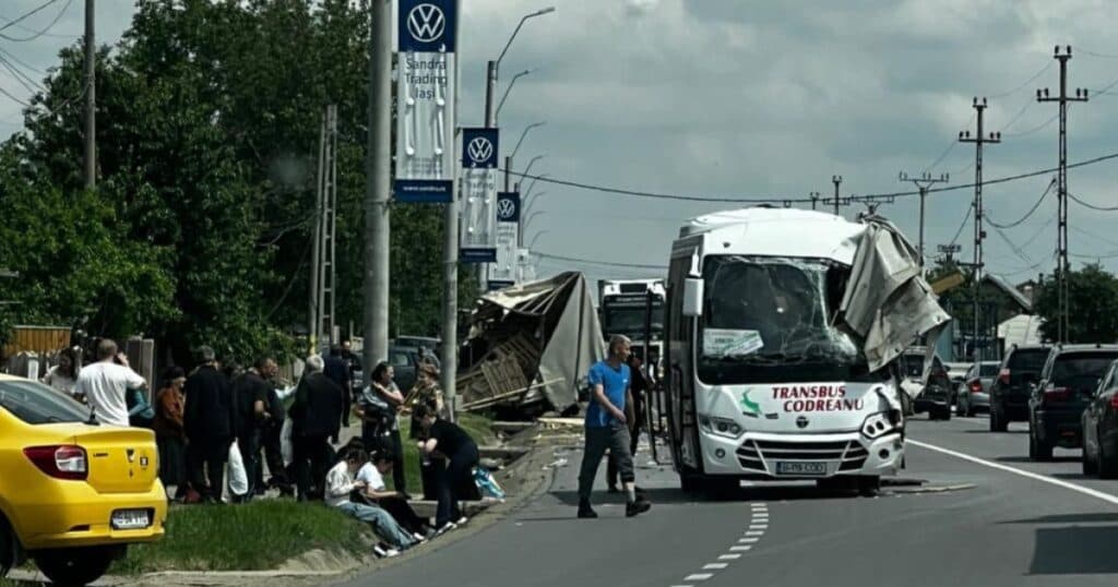 Alertă de știri: Plan roșu de intervenție activat în județul Iași după un accident la Lețcani, implicând un autocamion și un autocar cu 20 de pasageri.