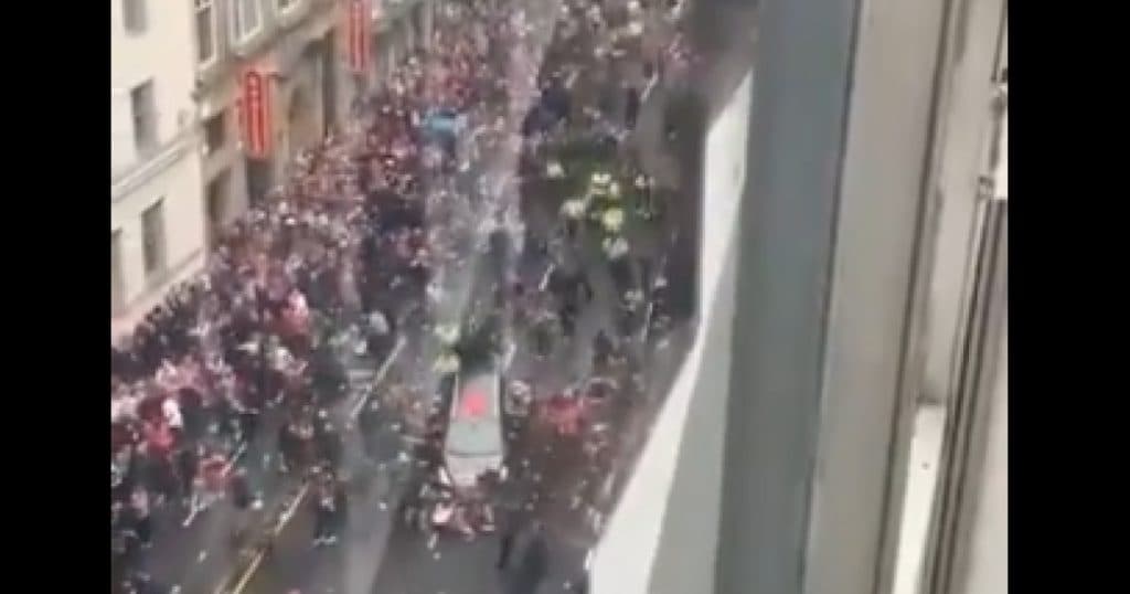 Alertă de știri: Un bărbat a fost reținut după ce a intrat cu mașina în mulțime la parada echipei Liverpool.