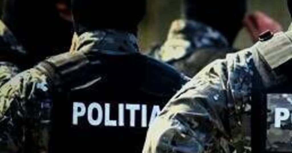 O rețea de trafic de droguri care comercializa și elevilor a fost descoperită în Piatra Neamț. Printre persoanele reținute se numără și un polițist.