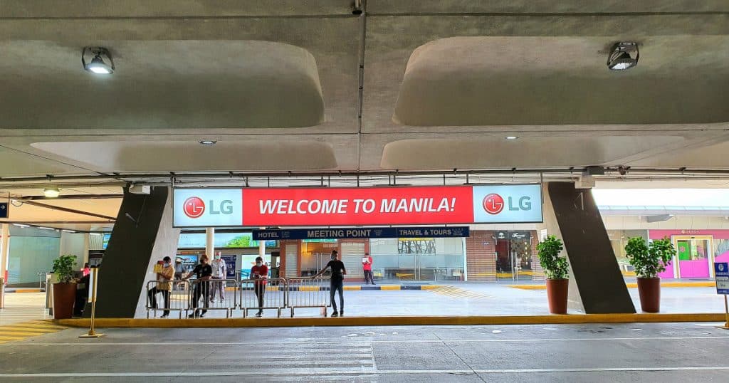 O mașină a intrat cu viteză pe aleea de plecări a aeroportului din Manila, provocând moartea a două persoane, inclusiv a unei fetițe de 5 ani.