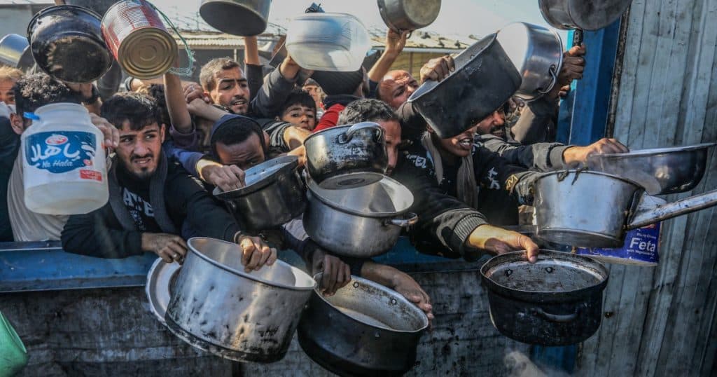 ONU acuză Israelul că utilizează ajutorul umanitar ca armă: „Există o nevoie disperată de hrană. Oamenii caută în gunoaie.”