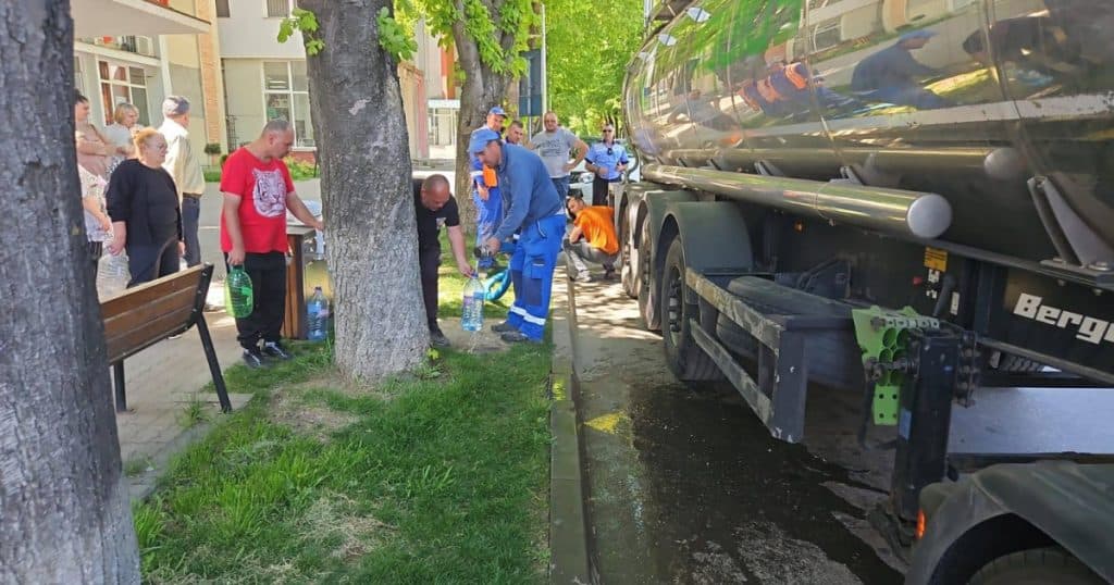 Orașul Pașcani nu mai are apă potabilă. De patru zile, locuitorii consumă apă de pe stradă, din cisterne.