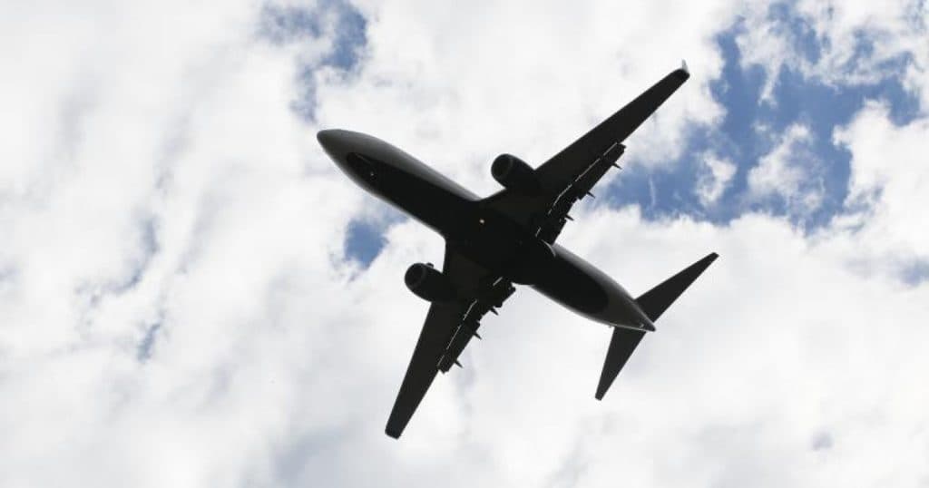 Panică în aer, în SUA: un pasager a încercat să deschidă ușile avionului în timpul zborului. Piloții au schimbat ruta.