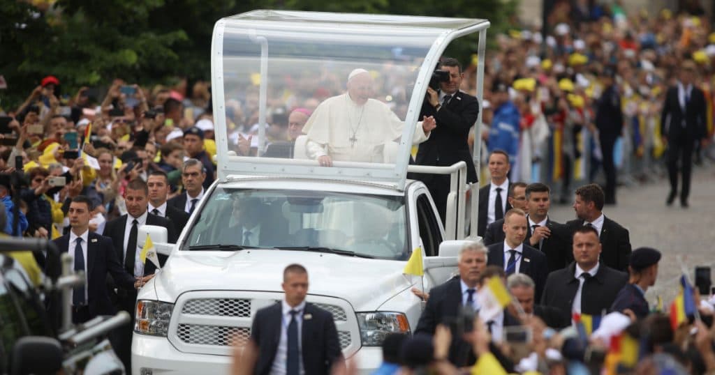 Papamobilul suveranului pontif va fi convertit într-un spital mobil pentru copiii din Gaza.