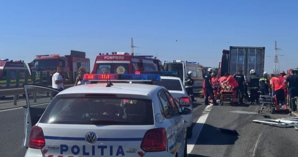 Plan roșu de intervenție activat în urma unui accident grav, soldat cu 5 răniți, în județul Dâmbovița, unde un microbuz a colizionat cu un autoturism.