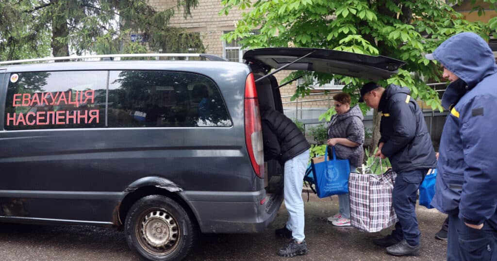 Război în Ucraina: Kievul evacuează 11 sate din Sumî, în timp ce Rusia afirmă că a cucerit două localități.