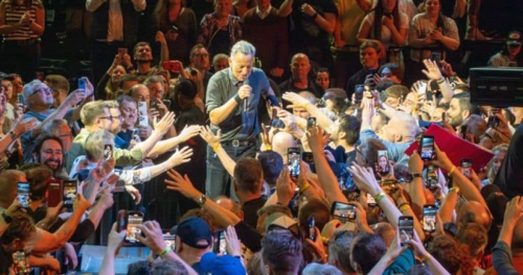 Conflictul dintre Bruce Springsteen și Trump continuă. Cântărețul a lansat un album live cu critici la adresa președintelui american.