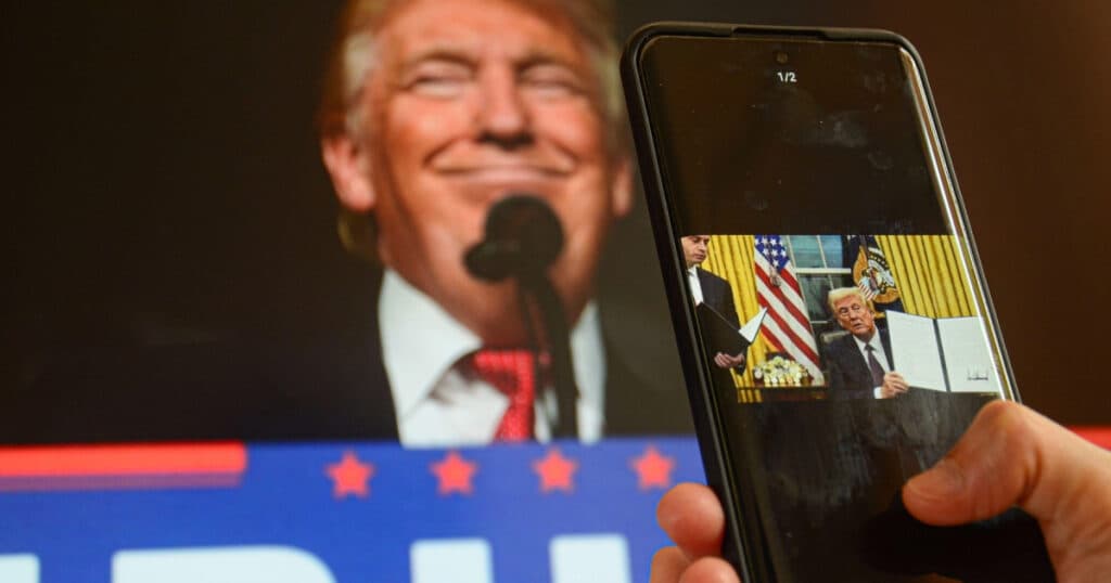 Războiul tarifelor inițiat de Trump ar putea provoca creșterea prețurilor smartphone-urilor. „Industria se află în fața unei furtuni de incertitudine”