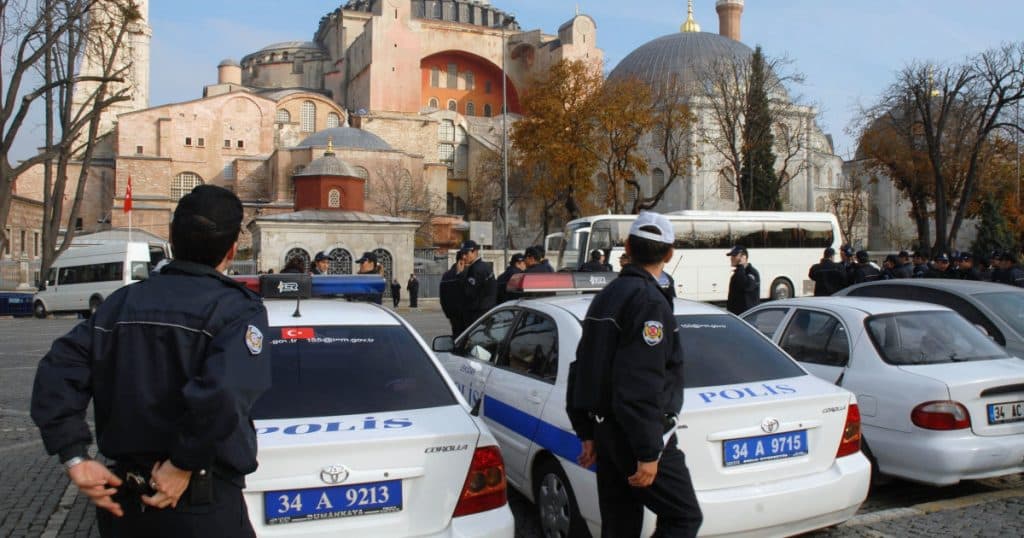 Regimul lui Erdogan continuă să persecute opoziția: 44 de arestări în cazul în care primarul Istanbulului a fost închis.