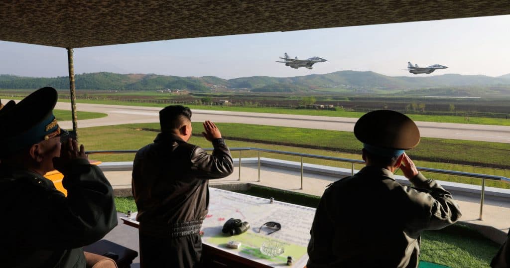 „Respectatul tovarăș” Kim Jong Un a efectuat o vizită la o unitate de aviație din Coreea de Nord și a coordonat personal manevrele aeriene.