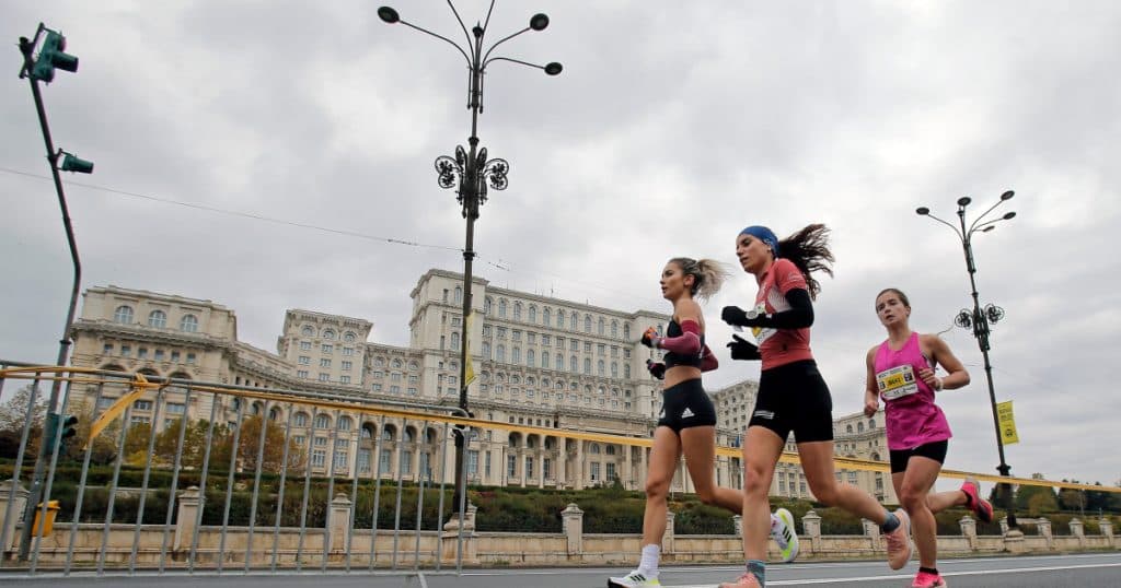 Restricții de trafic în București pentru semimaraton. Peste 10.000 de alergători iau parte la competiție.