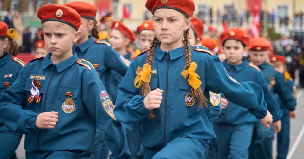 Rusia a desfășurat o paradă militară cu copii de șapte ani, îmbrăcați în uniforme ale diverselor forțe armate.