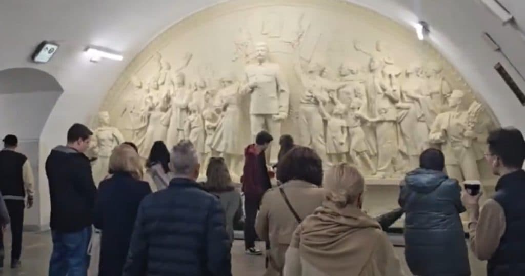 Rusia lui Putin reînvie cultul personalității lui Stalin. O statuie a dictatorului sovietic a fost reinstalată în stația de metrou din Moscova.