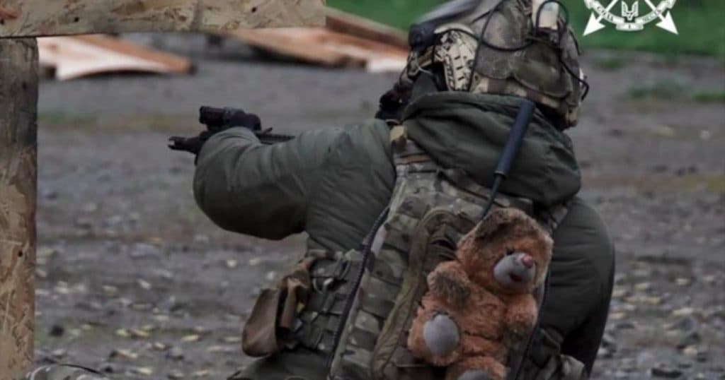 „Să ne amintim de ce luptăm”: Un soldat ucrainean are ca talisman un ursuleț de pluș găsit într-un loc de joacă distrus de bombe