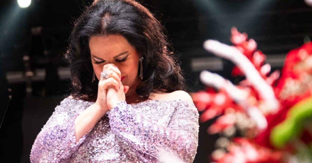 Soprana Angela Gheorghiu îndeamnă românii să participe la vot. „Indiferența nu reprezintă o soluție. Valorile democrației sunt în pericol.”