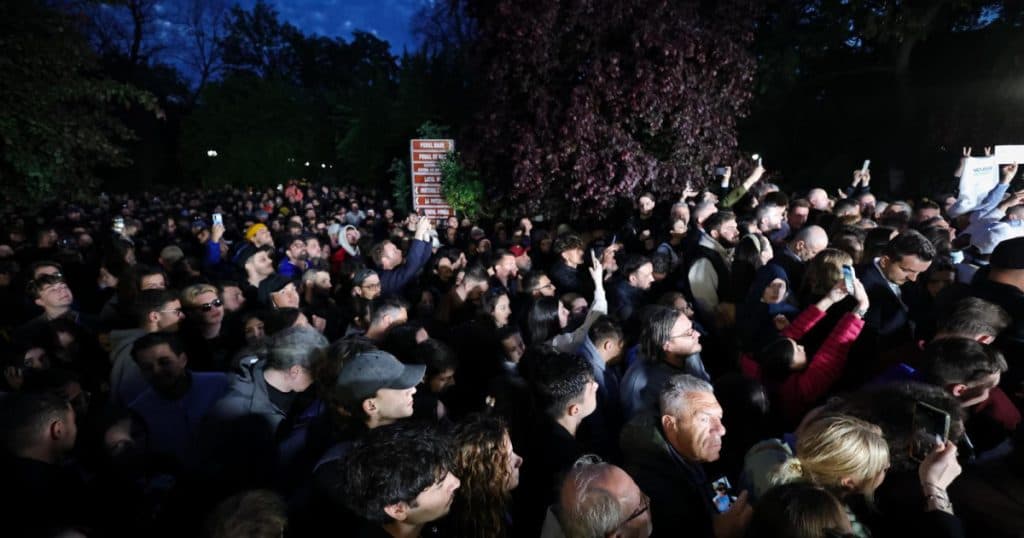 Mii de persoane s-au adunat în centrul Capitalei pentru a celebra victoria lui Nicuşor Dan la alegerile prezidențiale.
