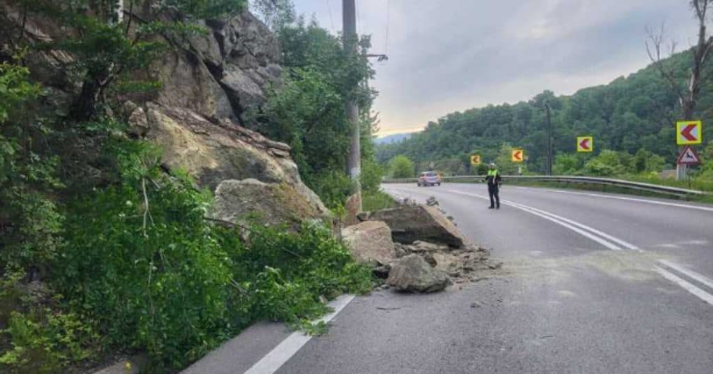 Traficul pe Valea Oltului (DN7) în zona Călineşti este afectat din cauza unor pietre căzute pe drum.