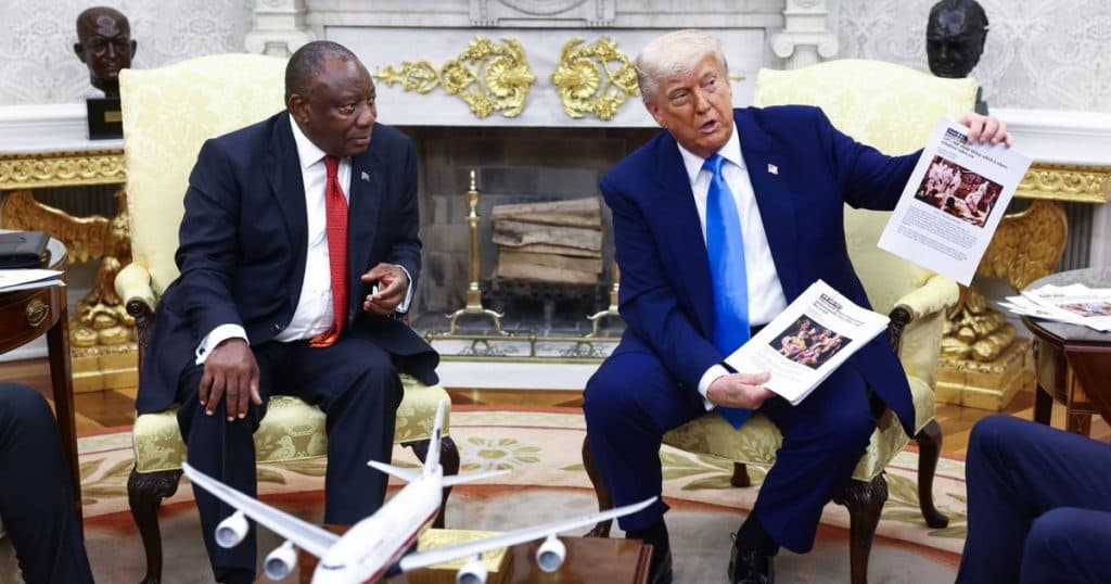 Trump l-a umilit pe președintele Africii de Sud în Biroul Oval cu un material plin de informații false.