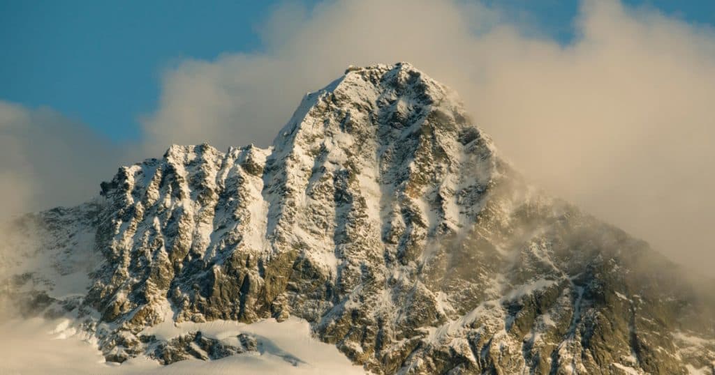 Un alpinist care a căzut 120 de metri pe munte a condus cu hemoragie internă până la un telefon public pentru a solicita ajutor.