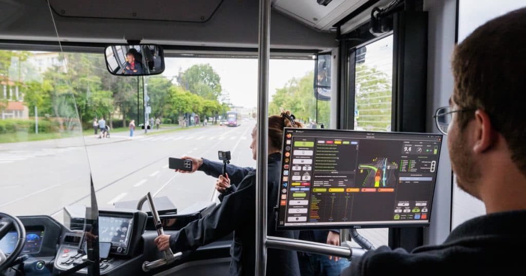 Un autobuz electric autonom a fost testat în premieră la Cluj-Napoca. „Viitorul circulă în oraș fără șofer, dar cu viziune”