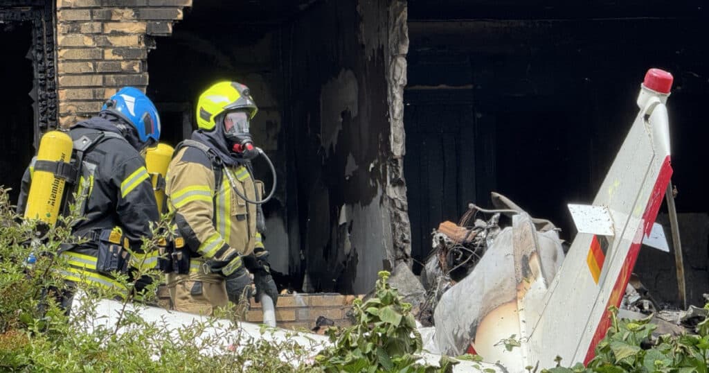 Un avion de dimensiuni reduse s-a prăbușit asupra unei locuințe într-un oraș din vestul Germaniei, provocând moartea a cel puțin două persoane.