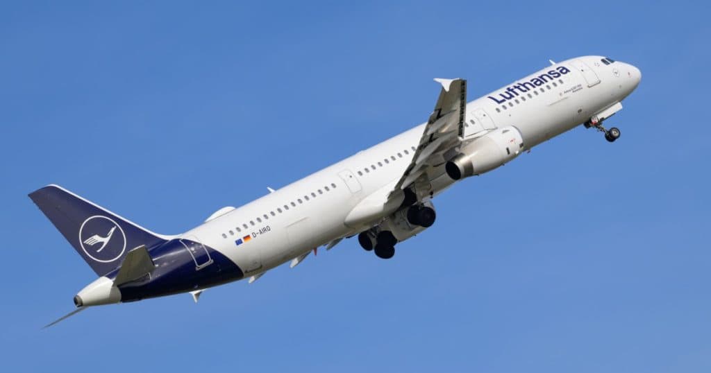 Un avion Lufthansa a zburat fără pilot, după ce comandantul a fost blocat în afara cockpitului, iar copilotul a leșinat. Raport oficial.