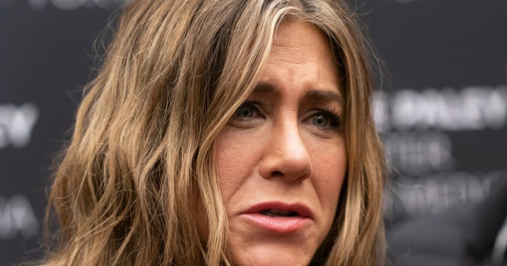 Un bărbat a fost reținut după ce a intrat cu vehiculul în poarta locuinței actriței Jennifer Aniston din Los Angeles.