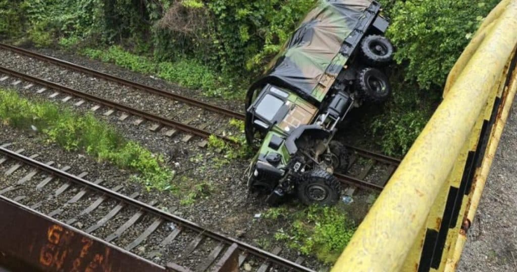 Un camion NATO s-a răsturnat de pe un pasaj rutier pe calea ferată, la intrarea în Călimăneşti, provocând rănirea a doi militari francezi.