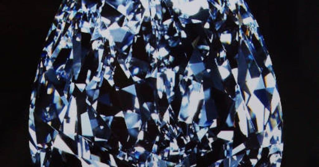 Un diamant albastru, deosebit de rar, a fost vândut la licitație pentru 21,5 milioane de dolari.