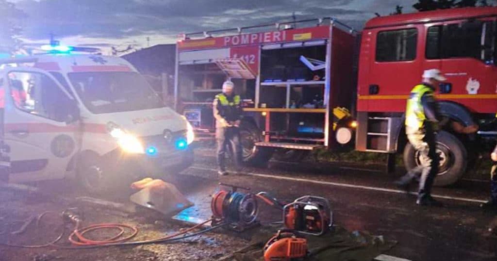 Un tânăr de 19 ani a decedat, iar două persoane au suferit răni, după ce autoturismul în care se aflau a intrat în coliziune cu un vehicul parcate și un stâlp.