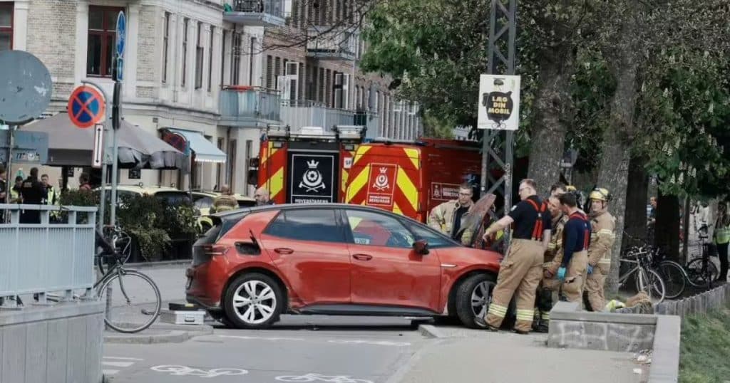 Unsprezece persoane au fost rănite la Copenhaga când o mașină a intrat în mulțime. Un șofer în vârstă a pierdut controlul vehiculului.