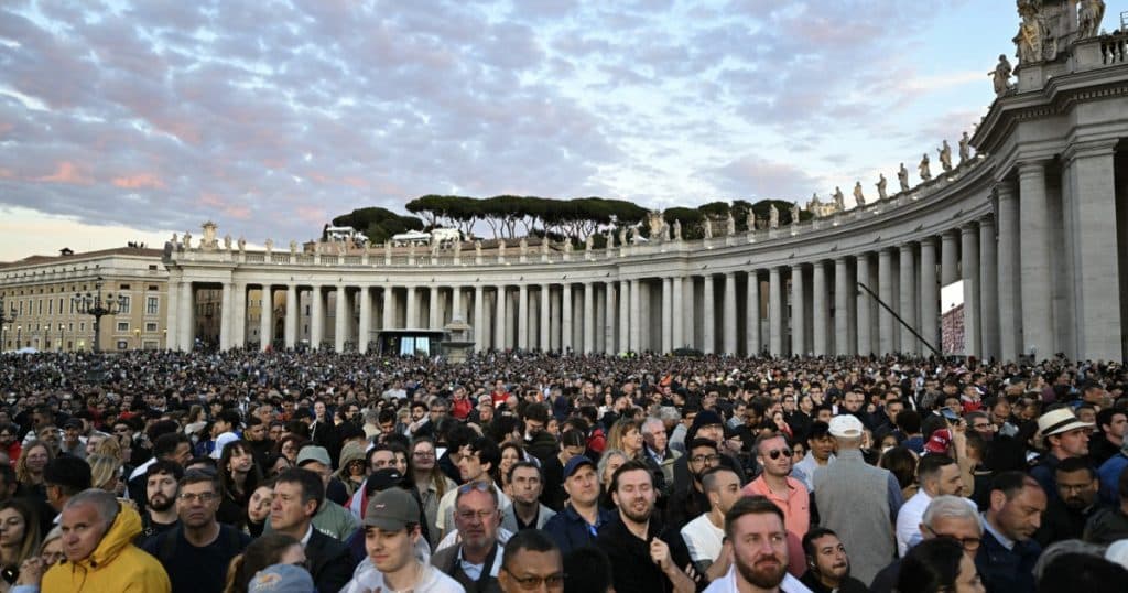 Vaticanul a publicat imaginea oficială a papei Leon al XIV-lea. Oficiali din România, la începutul pontificatului său.