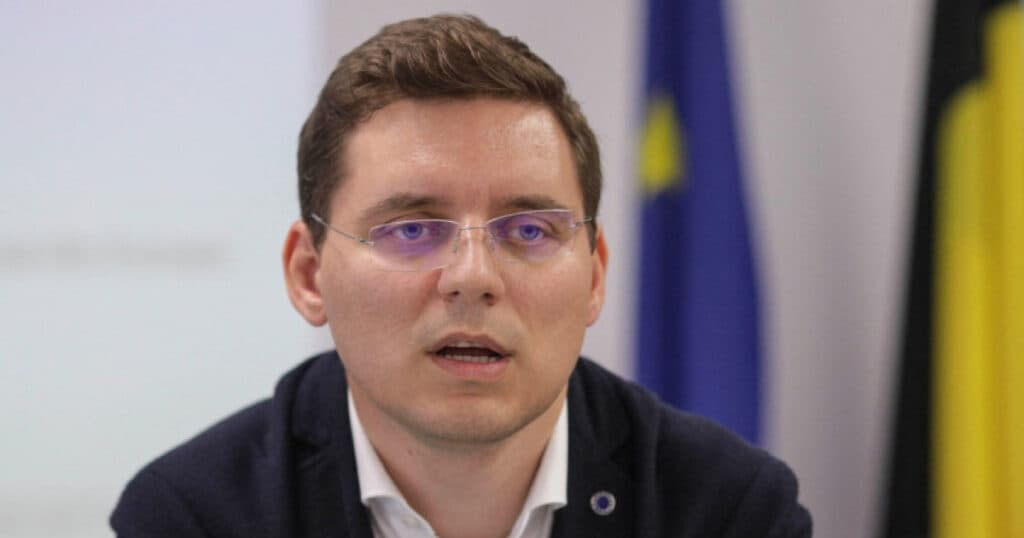 Victor Negrescu apreciază că secretizarea averilor este „regretabilă”. „Accesul la informaţii este esenţial pentru încrederea în democraţie.”
