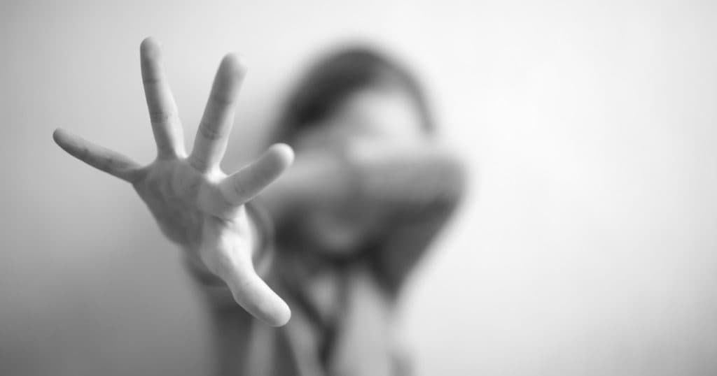 Adolescentă din Bihor, sechestrată și forțată să se prostitueze timp de șase săptămâni. Doi suspecți au fost arestați.