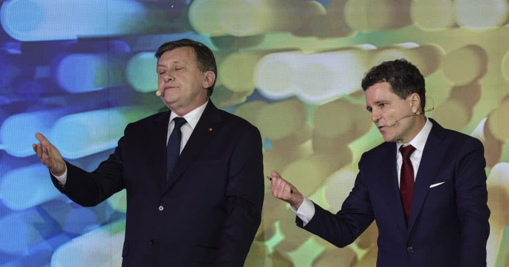 Alegeri prezidențiale 2025. Conflictul dintre Crin Antonescu și Nicușor Dan se intensifică, având spitalele bucureștene în centrul atenției.