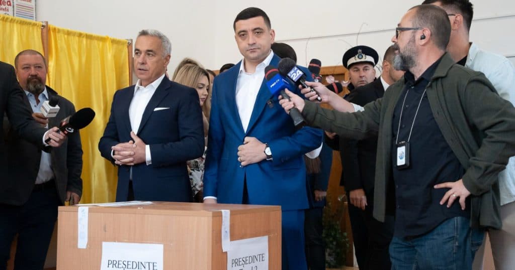 Călin Georgescu și George Simion la vot. Liderul AUR: „Am votat împotriva celor care ne desconsideră pe toţi”