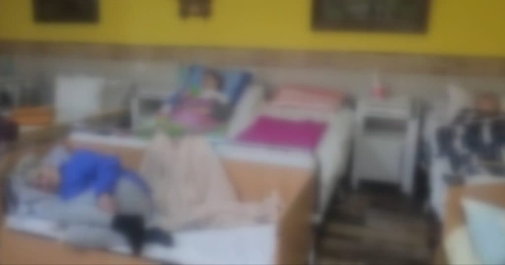 Centrul groazei din Dorohoi: bătrâni cu răni, ținuți în întuneric și obligați să-și cedeze casele. Dosar penal în urma unei morți suspecte.