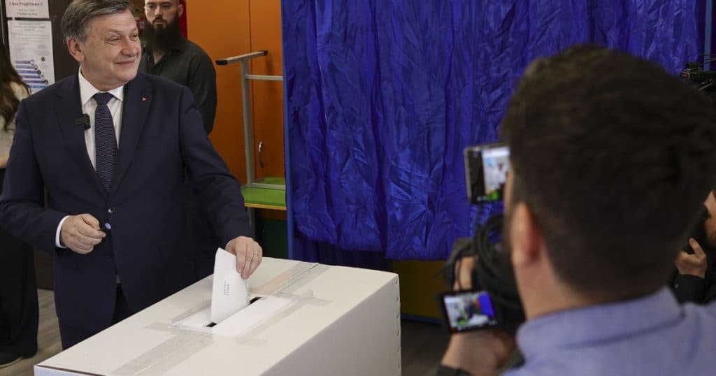 Crin Antonescu, la ieșirea de la urne: „Am votat pentru o Românie puternică, unită și demnă”